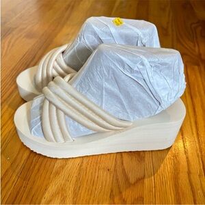 🚨4X$25🚨 Elegant Cream Platform Sandals